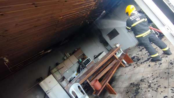 Incêndio em residência é registrado no Bairro Peperiguaçu