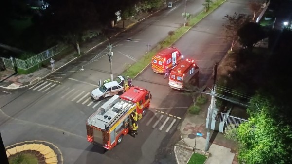 Motorista fica preso às ferragens após colisão; outro condutor fugiu