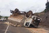 Motorista morre após caminhão capotar em acidente na SC-159