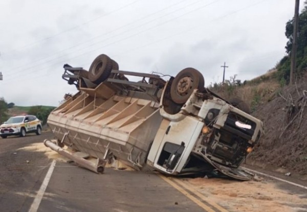 Motorista morre após caminhão capotar em acidente na SC-159