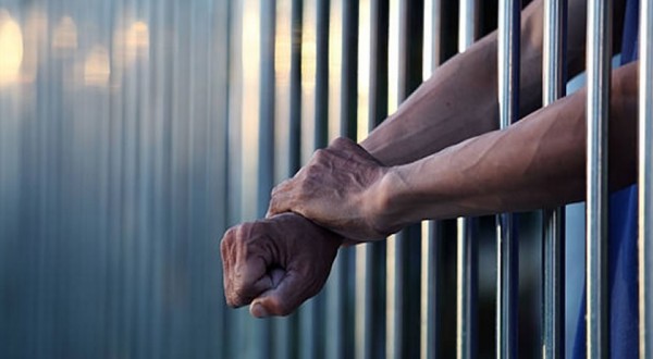 Homem é condenado a mais de 13 anos por tentar matar colegas após discussão por volume da TV