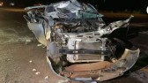 Carro fica destruído após forte batida com caminhão na BR-277
