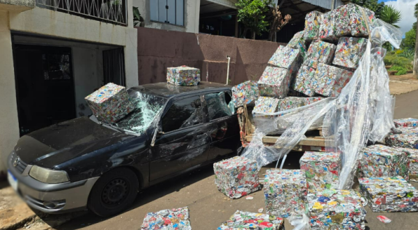 Motorista foge de tentativa de abordagem, provoca acidente e escapa para a Argentina