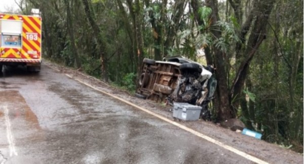 Motorista sai ilesa de capotamento de veículo na BR-282