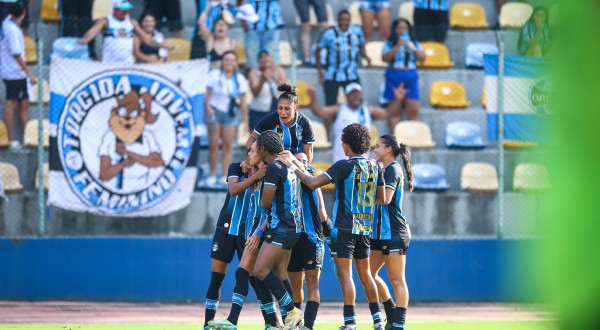 Grêmio vence o Internacional no clássico e conquista primeira vitória no Brasileiro Feminino
