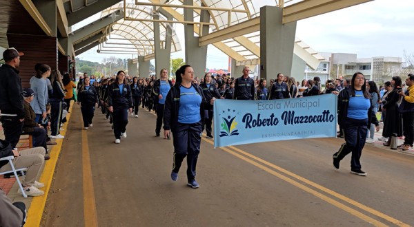 Desfile de 7 de Setembro reúne escolas, instituições e comunidade