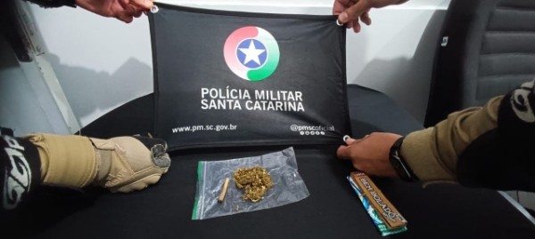 Motorista é flagrado fumando maconha enquanto dirigia