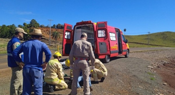 Motociclista fica ferido após colidir com placa de sinalização na PR-180