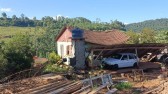 Caminhão sem freios atinge casa e surpreende moradores em Modelo