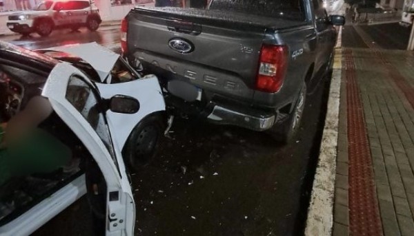 Jovem é presa por embriaguez ao volante após colidir em caminhonete estacionada