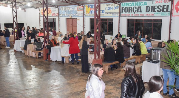 Jantar em comemoração ao Dia do Professor é realizado pela administração municipal