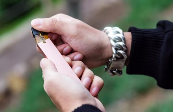 Polícia Militar apreende adolescente por fornecer cigarro eletrônico a outro menor