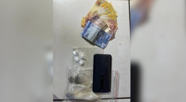 Mulher é presa por tráfico de drogas em bar no bairro Pinheirinho
