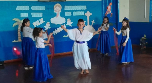 Apresentações alusivas à Páscoa são realizadas na escola Judith Guariente