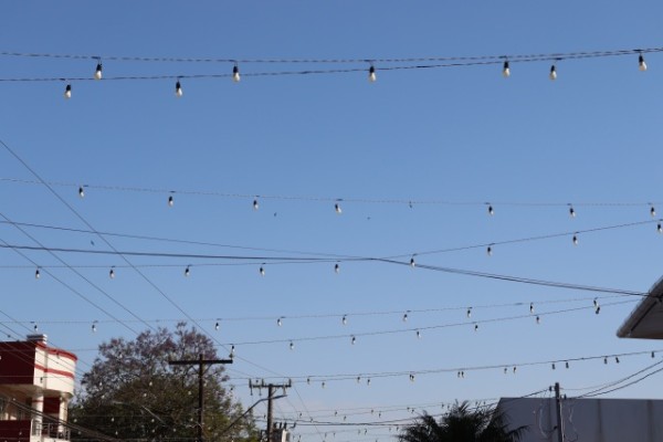 Trabalho de decoração natalina tem início