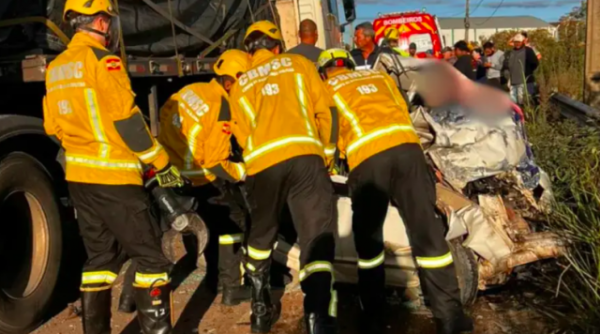 Sequência de tragédias em rodovias deixa rastro de ao menos 12 mortes no fim de semana