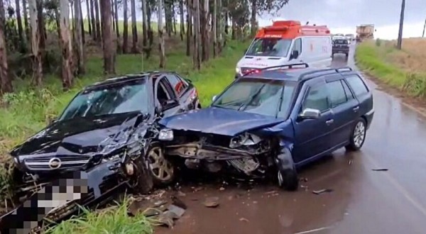 Três pessoas ficam feridas em colisão frontal entre dois veículos