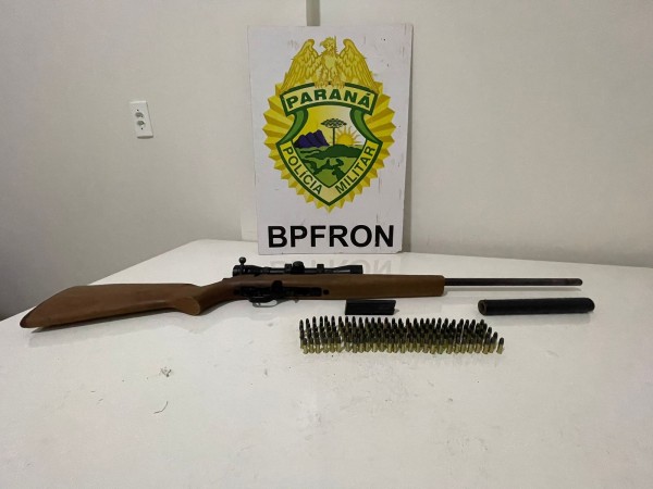 Polícia Militar realiza abordagem em Santo Antônio do Sudoeste durante Operação Hórus e apreende rifle cal. 22