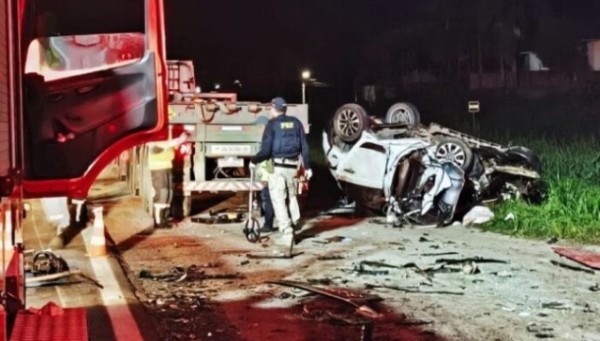 Carro bate de frente contra caminhão e acidente deixa três mortos na BR-280