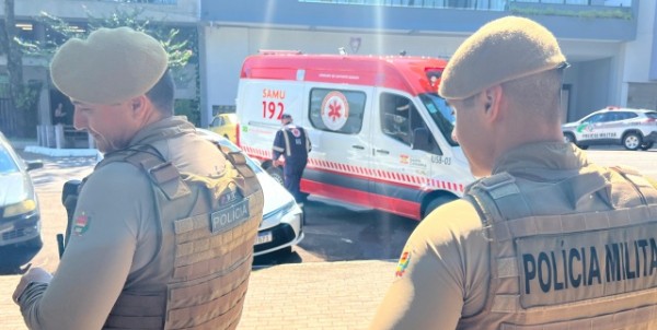 Homem agride adolescente em praça no centro