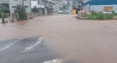 Alto volume de chuva já causa alagamentos em vários pontos da cidade