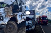 Colisão frontal entre caminhões deixa um ferido