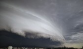 Nova frente fria avança nesta segunda-feira e traz chuva aos três estados da região
