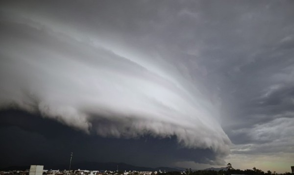 Nova frente fria avança nesta segunda-feira e traz chuva aos três estados da região