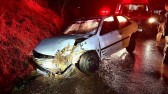 Veículo bate em barranco e é abandonado na PR-562