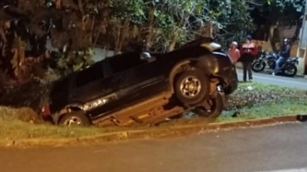 Condutor fica ferido em acidente