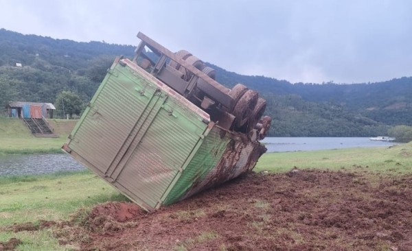 Caminhão capota após falha nos freios na descida do Goio-Ên