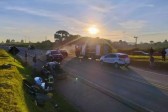 Duas pessoas morrem em grave acidente com carro e três carretas na BR-153