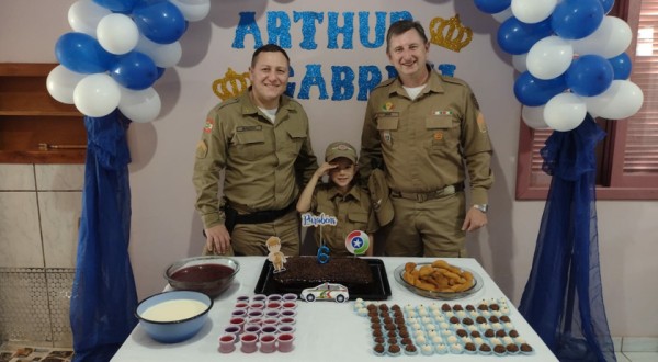 Policiais militares fazem surpresa para menino de aniversário em São Miguel Da Boa Vista