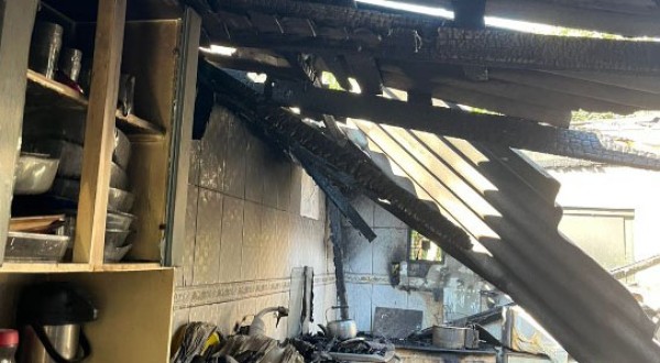 Incêndio atinge residência e mobiliza bombeiros