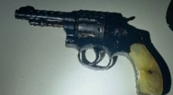 Homem é preso após ameaçar esposa com arma de fogo