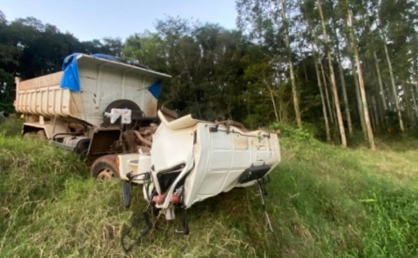 Motorista fica gravemente ferido ao pular de caminhão em Saudades