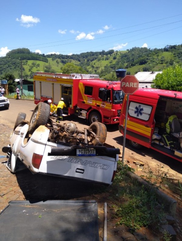 Capotamento deixa homem morto e criança ferida no acesso à Linha São Miguel