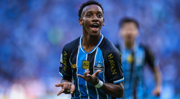 Grêmio vence o Coritiba com gol de Mec e sobe na tabela do Brasileirão