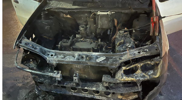 Veículo fica parcialmente destruído pelo fogo na Av. Washington Luiz