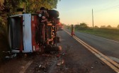 Caminhão tomba na PRC-158 e motorista fica ferido