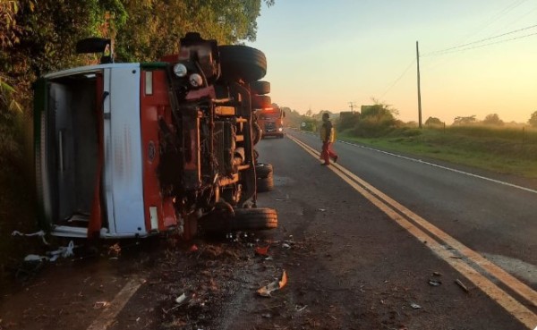 Caminhão tomba na PRC-158 e motorista fica ferido