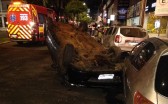 Mulher colide em radar e capota veículo no centro de Chapecó