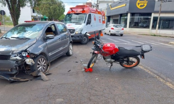 Condutor de motocicleta sofre fratura em colisão com automóvel