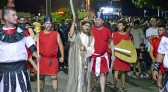 Multidão acompanha a 46ª Via Sacra da Integração em uma caminhada de fé e união