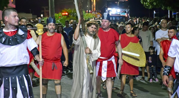 Multidão acompanha a 46ª Via Sacra da Integração em uma caminhada de fé e união