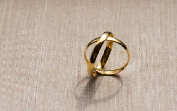 Mulher casa com bisavô dos filhos, de 92 anos, e união é anulada por suspeita de fraude