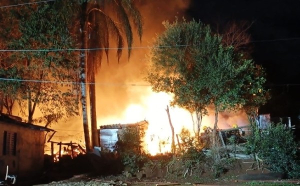 Incêndio destrói residência em Bom Jesus e bombeiros utilizam 25 mil litros de água no combate