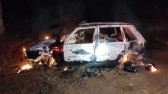 Carro é completamente consumido pelo fogo na BR-282