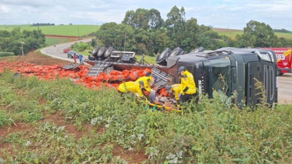 Carreta carregada de cebola tomba na BR-163