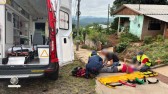 Trabalhador cai de escada e sofre fratura exposta